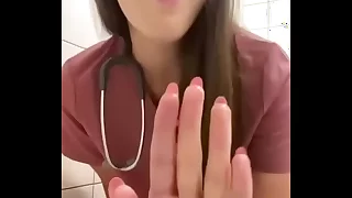 enfermera se masturba en el baño del hospital